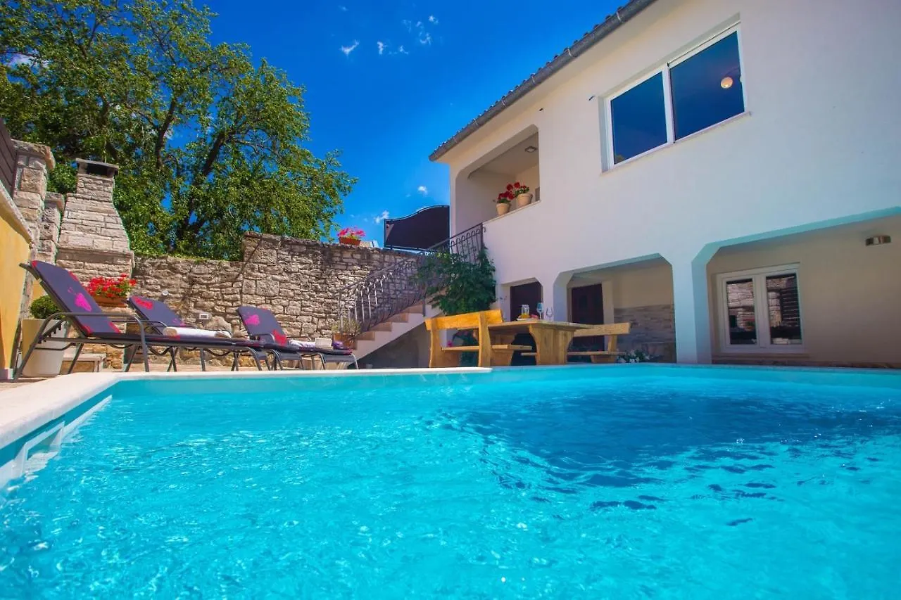 Villa Kris With Pool In Mrgani