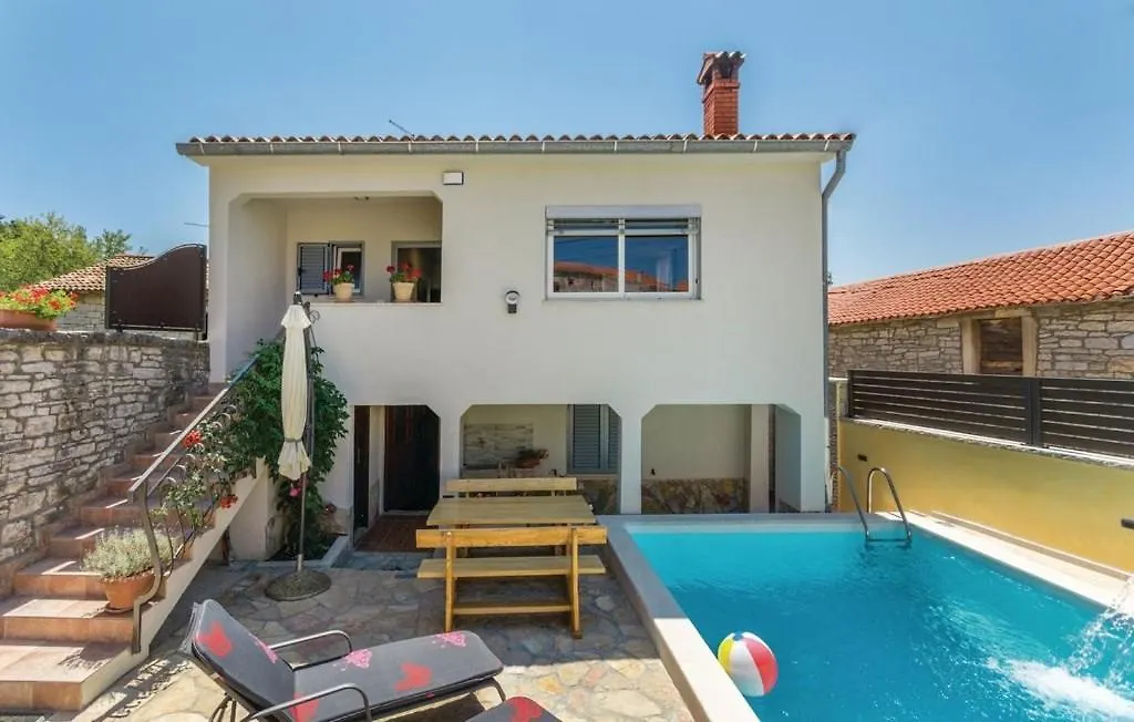 Villa Kris With Pool In Mrgani