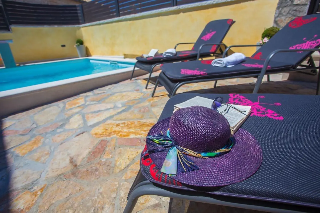 Villa Kris With Pool In Mrgani Holiday home
