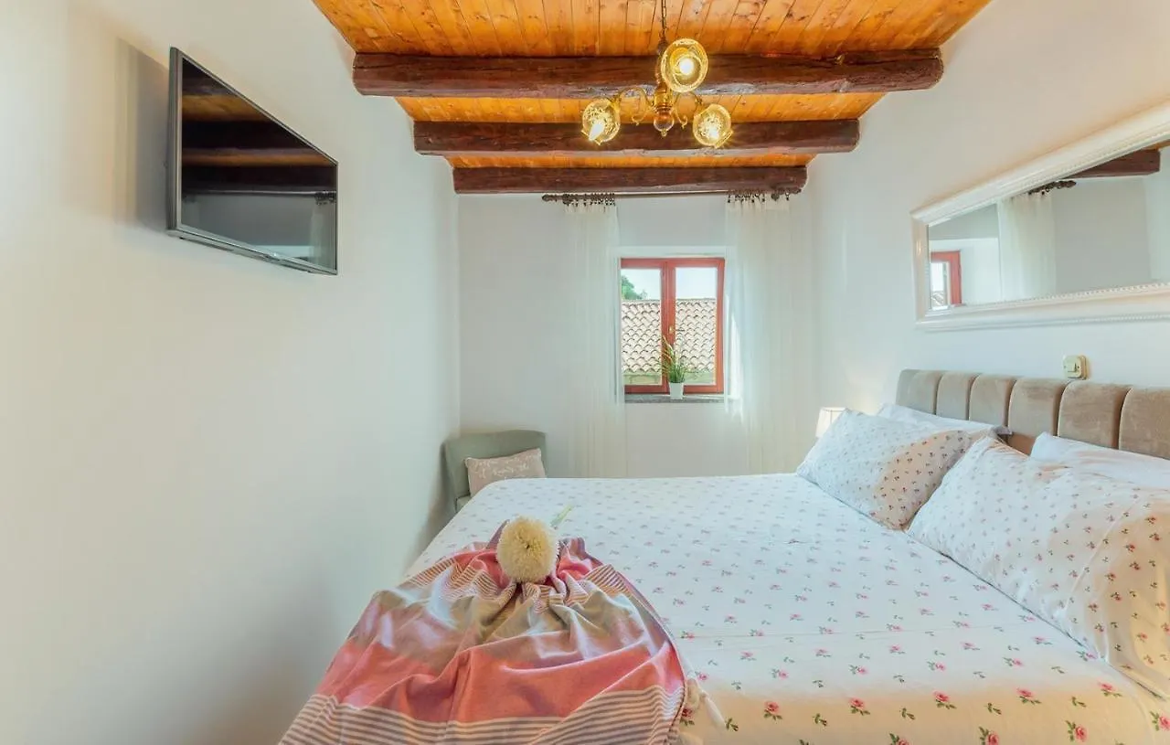 Villa Kris With Pool In Mrgani