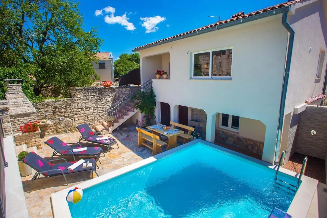 Villa Kris With Pool In Mrgani
